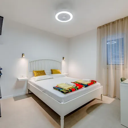 7 Olives Luxury רוגוזניצה